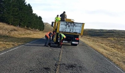 Trabajos de bacheo en la ruta 76