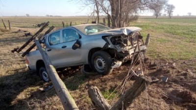 Chocó con un poste de luz y al bajar de la camioneta se electrocutó