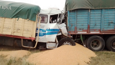 Fuerte choque entre dos camiones en la Ruta 33