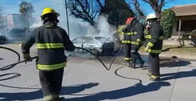 Un auto quemado por completo