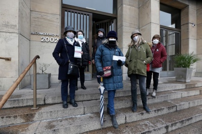 Coronavirus: un grupo de mujeres presentó denuncia ante la Justicia por la muerte de personas que esperaban segundas dosis