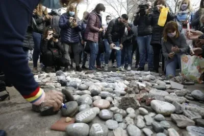 "Marcha de las piedras", el homenaje de los argentinos a las víctimas fatales del coronavirus