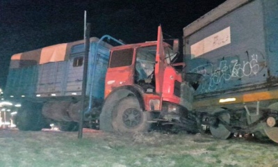 Saldungaray: Un camionero suarense chocó contra el vagón de un tren y fue internado