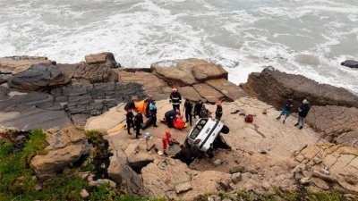 VIDEO: Mar del Plata: conductora cayó desde un barranco y se salvó de milagro