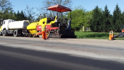 Están repavimentando la ruta 85 frente al Barrio Los Fresnos