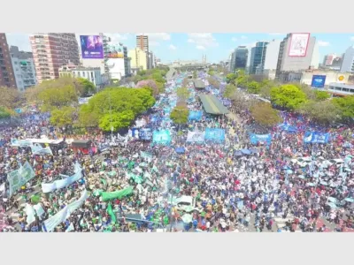 En un multitudinario acto, la CGT pidió desarrollo, producción y trabajo genuino