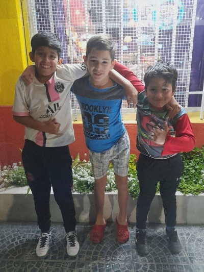 Tienen 8 y 13 años, son hermanos y organizaron una venta de pollos para comprarle una prótesis a su amigo de 12