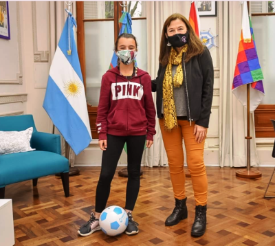 La ministra de Mujeres bonaerense recibió a la nena discriminada en la Liga de Fútbol de Coronel Suárez