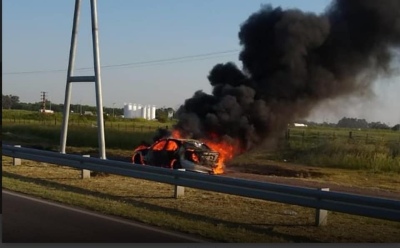 Iba conduciendo su coche y de golpe se le prendió fuego hasta destruirlo todo