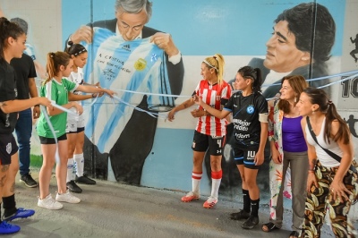 A Emma, la nena de Guamini que quiere jugar al fútbol, la hicieron participar de un homenaje a Néstor Kirchner