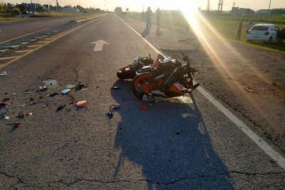 Grave choque entre una moto y un auto. Al motoquero tuvieron que amputarle un dedo