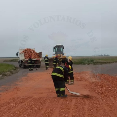 Un camión con ladrillos volcó su carga en la rotonda de Huanguelén