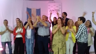 Juntos cerró su campaña cantando "Vamos a volver, vamos a volver"