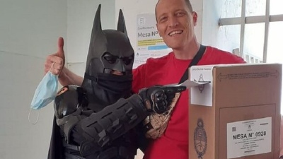 El Batman solidario votó en Córdoba y dejó un mensaje para los políticos