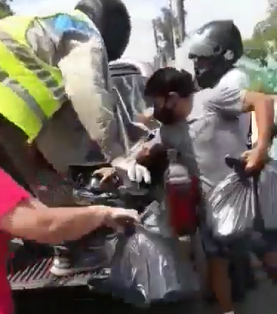 VIDEO: Una camioneta del Frente de Todos llevaba mercadería para regalar: los vecinos la pararon y se robaron todo.