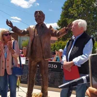 En la Fullsen Fest inauguraron una estatua del querido Sergio Denis