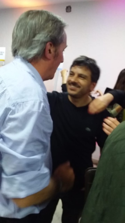 Flavio Diez y su gente fueron a felicitar al comité de Juntos