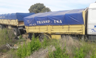 Hizo una mala maniobra, provocó un choque entre camiones y se dio a la fuga