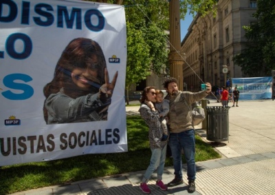 A horas del acto, la Plaza de Mayo se empieza a llenar de militantes