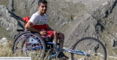 Cumplió el sueño de subir el cerro Tres Picos en una silla de ruedas