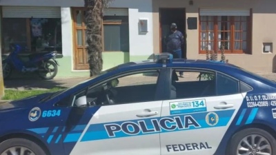 Allanaron la casa de un Policía de La Madrid investigado por estafas con cheques sin fondo