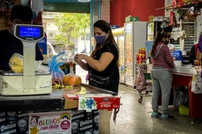 Pase sanitario en provincia Buenos Aires: qué pasará con los empleados de comercio y los clientes desde mañana