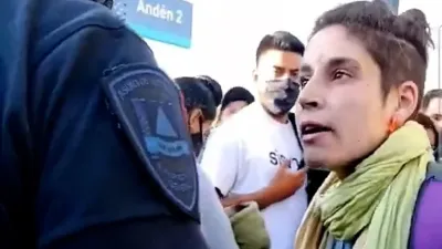 VIDEO - Impunidad en el andén: los increíbles insultos de una joven al policía que le pidió que usara barbijo