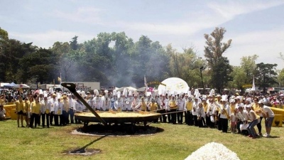 Con 15.000 huevos, el omelette gigante de Pigüé podrá volver a degustarse este domingo