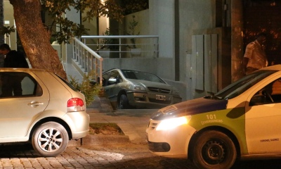 Auto quedó “colgado” en la entrada de la cochera de edificio de nuestra ciudad