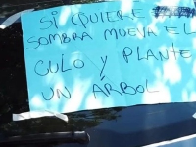 Dejó su auto mal estacionado para tener sombra y le pusieron un cartel con un duro consejo