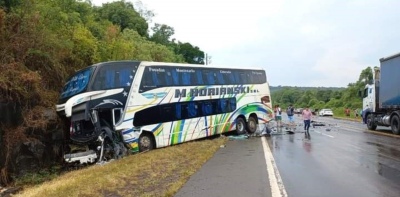 Misiones: dos muertos en un choque frontal entre un micro y una camioneta