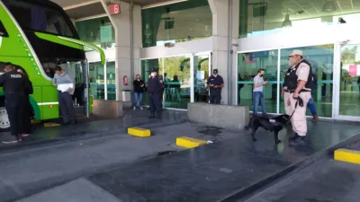 Terminal de Bahía Blanca: descubren 4 paquetes con cocaína en el baño de un micro