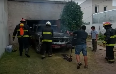 Se incendió una camioneta dentro de un galpón