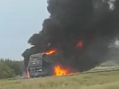 Un colectivo se incendió en la ruta 7 y quedó totalmente calcinado