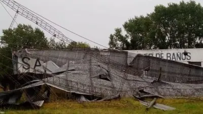 Fuertes ráfagas arrasan con todo en la laguna de Chascomús y una familia registra el momento