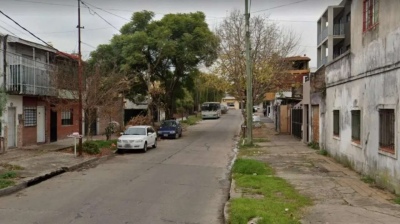 Un delincuente quiso asaltar a dos jubilados, disparó su arma accidentalmente y se mató