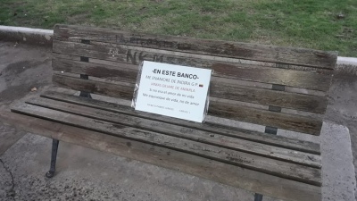 El triste cartel de un enamorado en un banco de una plaza