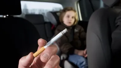 Irlanda del Norte prohibió fumar en un auto con niños