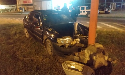 Tres Arroyos: murió después de estrellar su auto contra un poste