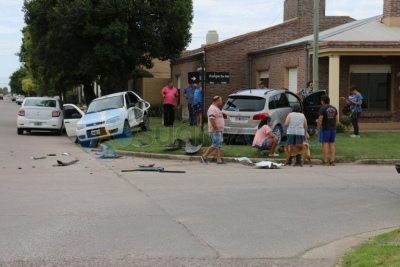 Una Surán chocó a gran velocidad contra un Palio y ambos autos terminaron sobre una vereda