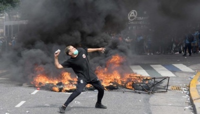 Incidentes frente al Congreso en una marcha contra el acuerdo con el FMI