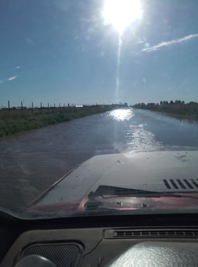 Luego de cada lluvia, la calle Juncal se transforma en el "río" de Santa Trinidad