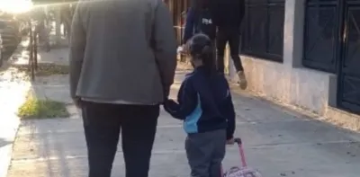 Milagros, la nena de 6 años que es celíaca y tuvo que comer en una plaza porque su colegio no le dejaba usar el comedor