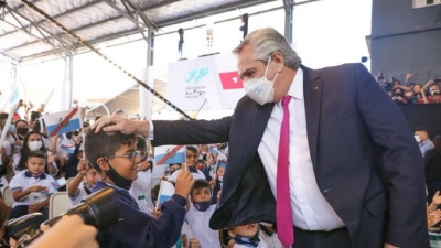 Un niño le hizo pasar un incómodo momento a Alberto Fernández durante un acto