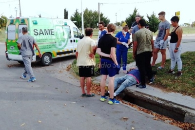 Un hombre cayó de improviso en una boca del sistema de desagües pluviales