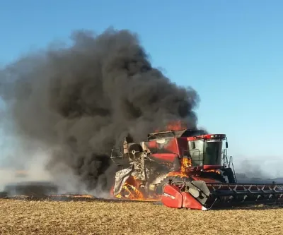 Una cosechadora se incendió en un campo: los daños fueron totales