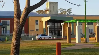 Dos hermanos discutieron con un compañero dentro del aula, sacaron un cuchillo y lo apuñalaron