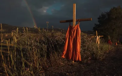 La historia detrás de la foto del año, una hilera de cruces con ropa colgada que recuerda la colonización