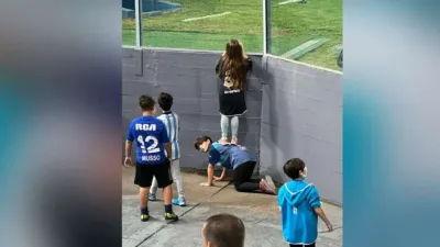 La historia de la foto de dos hermanas en la cancha de Racing que revolucionó las redes