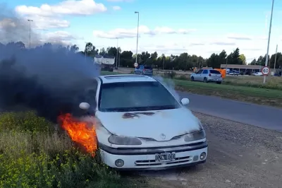 Un auto se prendió fuego en la ruta 33 cerca de Tornquist: no hubo heridos, pero los daños fueron cuantiosos